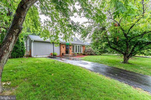 8015 New Market Rd, Alexandria VA  22308-1437 exterior