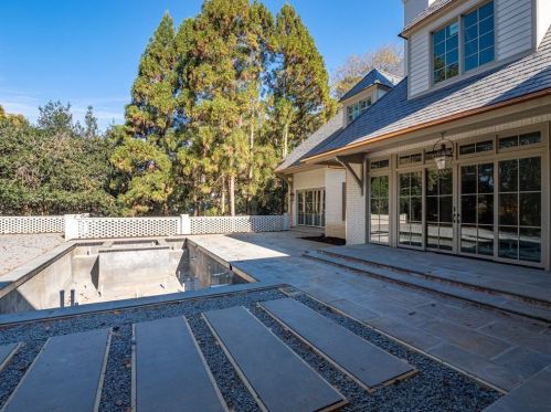 3364 Knollwood Dr, Atlanta GA 30305-1022 exterior