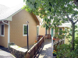 842 Greystone Dr, Boone, NC 28607-9621