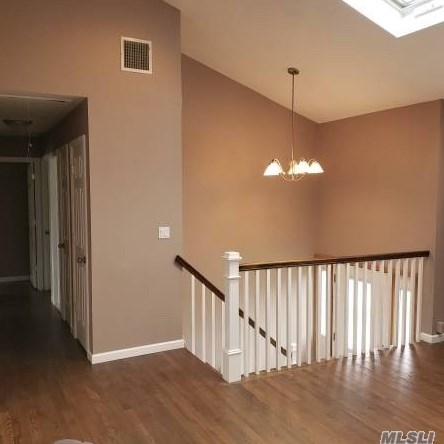 309 Great East Neck Rd, Babylon, NY 11704-7606