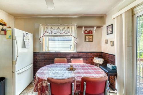 551 18 St, Babylon NY 11704-2206 exterior