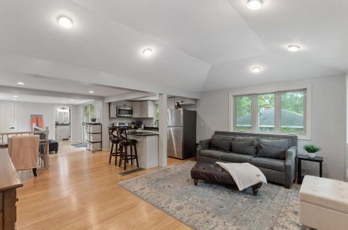 947 Barclay St, Saint Paul, MN 55106-3501