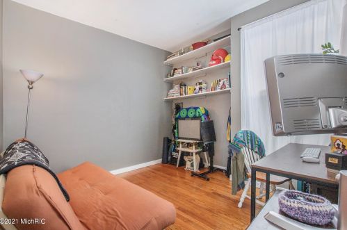 1302 Wealthy St, Grand Rapids MI 49506-2562 exterior