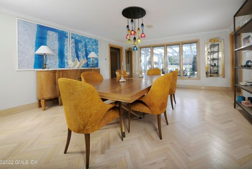 33 Mdw Wood Dr, Greenwich CT 06830-7023 exterior