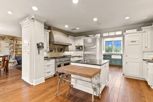 9303 Vly Hl Rd, Milwaukee WI 53217-1039 exterior