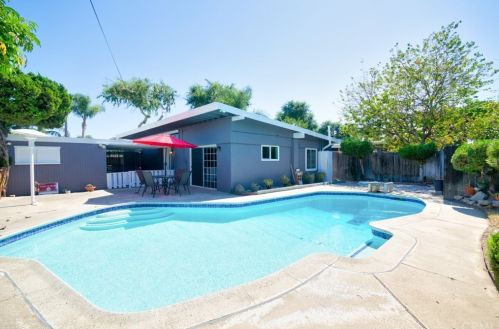 511 Rosslynn Ave, Fullerton CA  92832-2725 exterior