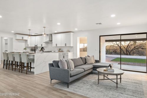 6611 Swan Rd, Tucson AZ 85718-5433 exterior