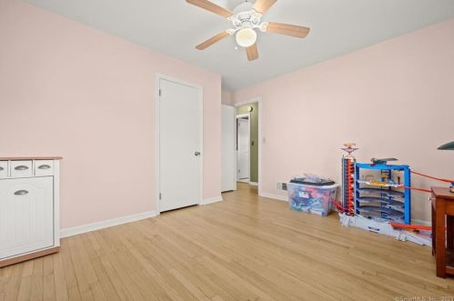 26 Hemlock Dr, Milford CT 06461-2311 exterior