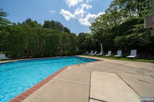 9 Lawrence Ct, Teaneck NJ 07666-6489 exterior