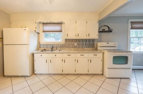 310 Main St, Meriden CT 06450-6047 exterior