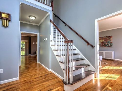 2 Dogwood Ln, Wallingford CT 06492-1953 exterior