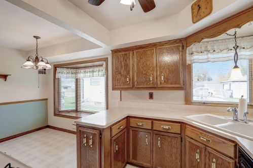 7501 Honey Crk Dr, Milwaukee WI 53221-4062 exterior