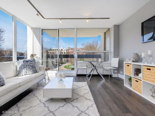 1455 Sandburg Ter, Chicago, IL 60610-1566