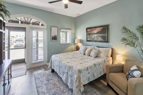 25000 Tamiami Trl, Naples FL 34103-4409 exterior