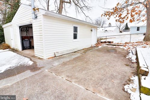 1201 Clagett Dr, Rockville MD 20851-2116 exterior