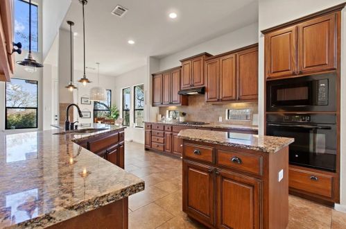 5120 Allamanda Dr, Austin TX 78739-2120 exterior