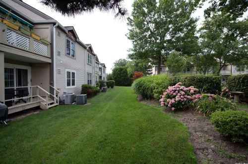 7 Greenmeadow Dr, Babylon NY  11702-2300 exterior