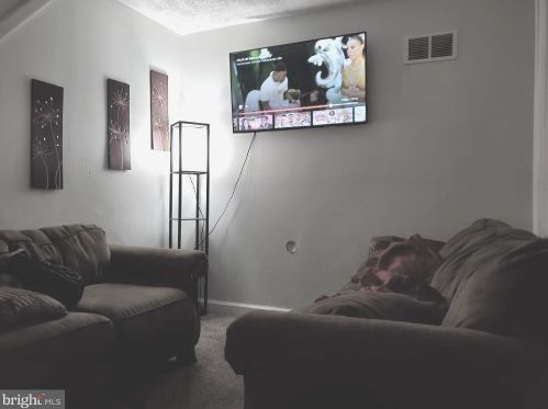 27 8th St, Chester PA 19013-6018 exterior