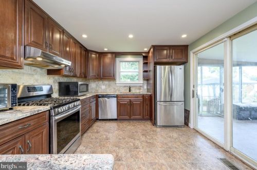 24 Benson Ln, Trenton NJ 08610-2309 exterior