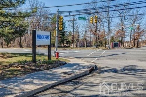 124 College Dr, Edison NJ 08817-5955 exterior