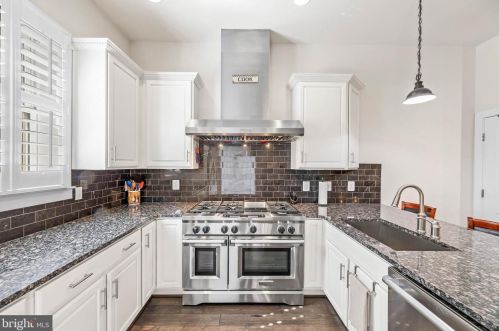 725 Custis Ave, Alexandria VA 22301-1422 exterior