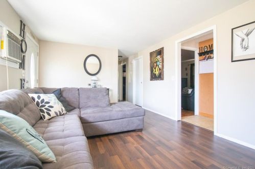 46 Roosevelt Blvd, Enfield CT 06082-2043 exterior