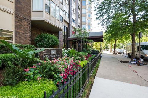 525 Hawthorne Pl, Chicago IL  60657-2907 exterior