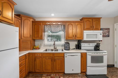 2411 Chaparral St, Kalamazoo, MI 49006-1384