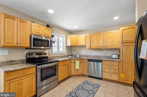 3 Governors Dr, Leesburg, VA 20175-4319