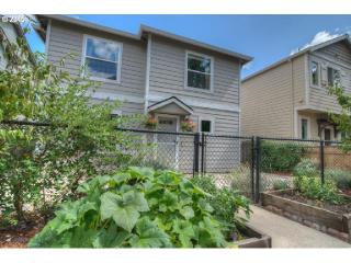 9328 Macrum Ave, Portland, OR 97203-2552