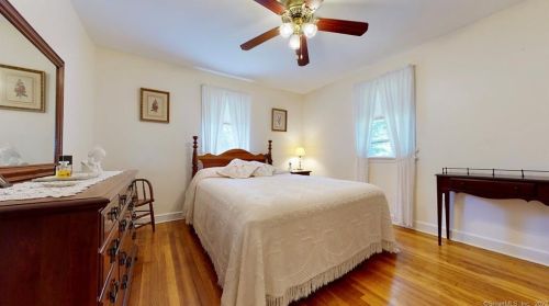 204 Edgemont Rd, Milford CT 06460-5009 exterior