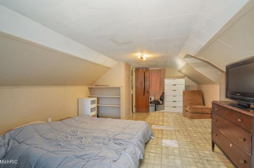 1148 Aberdeen St, Grand Rapids MI 49505-3822 exterior