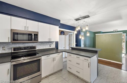 2001 Matthew St, Walled Lake MI  48390-2675 exterior