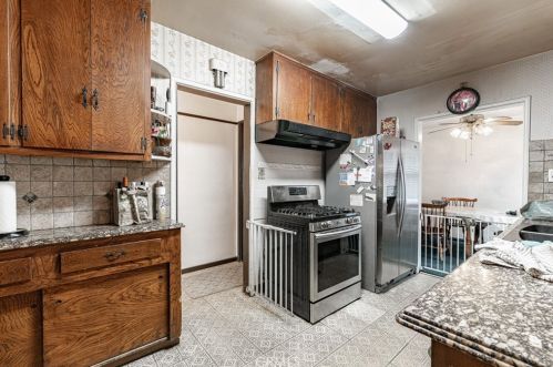 13815 Premiere Ave, Bellflower CA 90706-2221 exterior