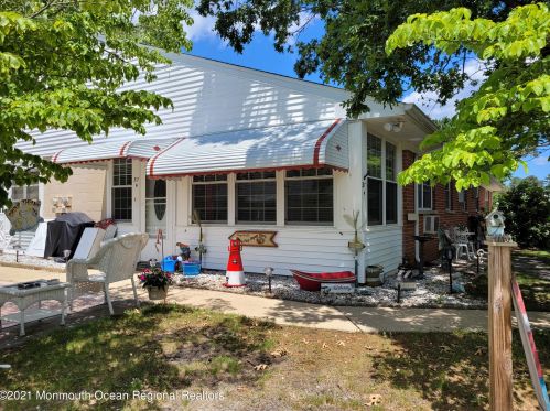 37 Crestwood Pkwy, Lakehurst, NJ 08759-3568