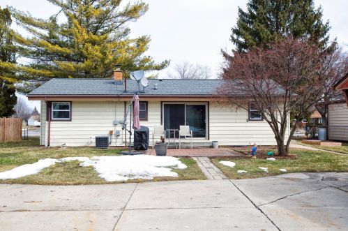 5581 Honey Creek Dr, Milwaukee WI  53221-4062 exterior