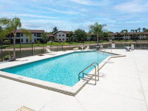 5271 Treetops Dr, Naples FL 34113-8512 exterior