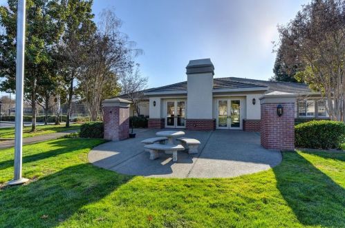 700 Diamond Glen Cir, Folsom CA 95630-3157 exterior