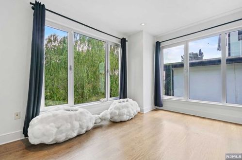 24 Casta Ln, Edgewater NJ 07020-1504 exterior