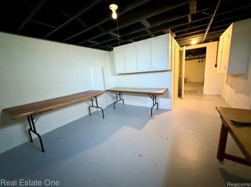 2853 Emmons Ave, Rochester MI 48307-4725 exterior