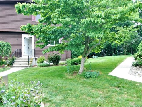 104 Candlewood Dr, Enfield, CT 06082-2740