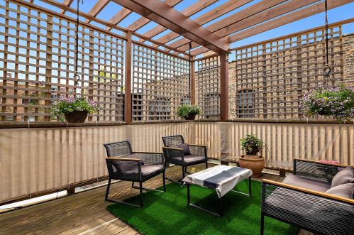 533 Roscoe St, Chicago IL  60657-3518 exterior