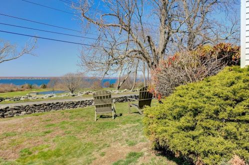 259 Browns Ln, Middletown, RI 02842-4505