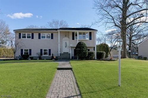 190 Acorn Dr, Clark, NJ 07066-2115