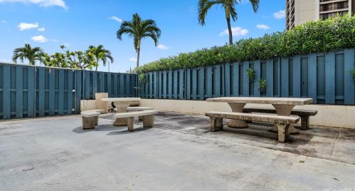 949 Ala Nanala St, Honolulu HI 96818-2952 exterior