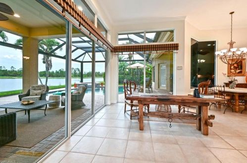 5092 Cerromar Dr, Naples FL 34112-7919 exterior