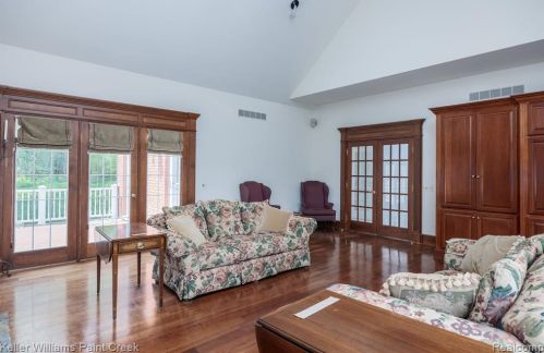 5394 Abbey Rd, Rochester MI 48307-2400 exterior