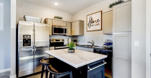 8445 22nd Dr, Phoenix, AZ 85021-7712