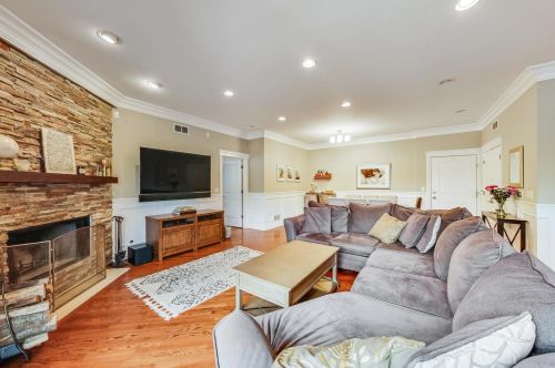 2450 Montrose Ave, Chicago, IL 60618-1884