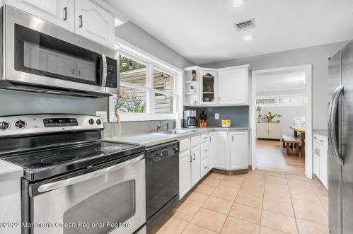 15 Farrell Dr, Middletown NJ 07748-3210 exterior